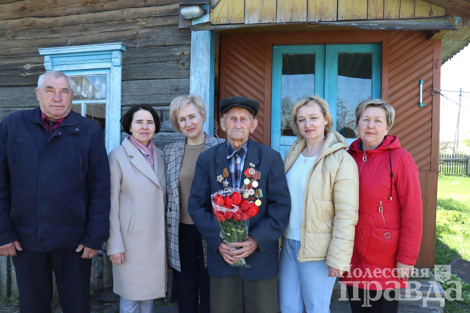 Николая Павловича Верича из деревни Озаричи поздравили с наступающим Днём  Великой Победы — PINSKNEWS.BY