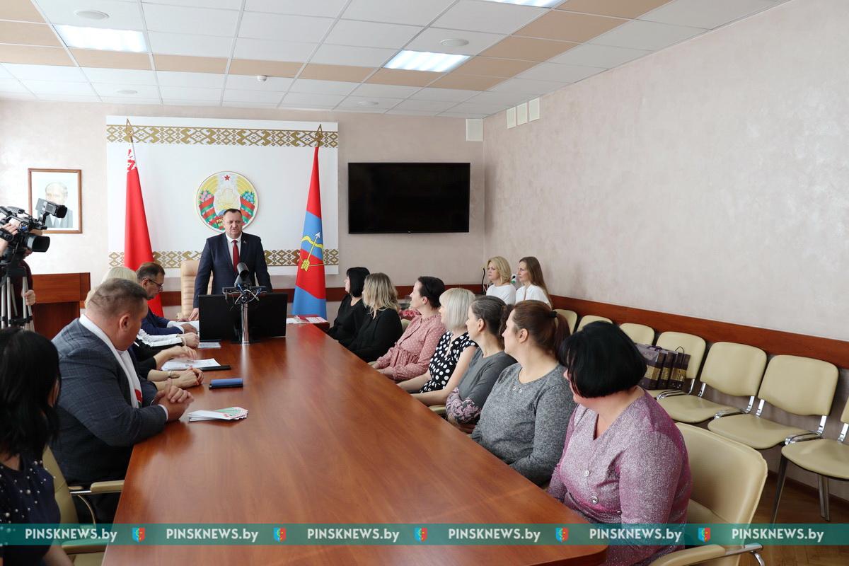 На торжественном приёме в райисполкоме многодетным мамам Пинского района  вручены ордена Матери — PINSKNEWS.BY