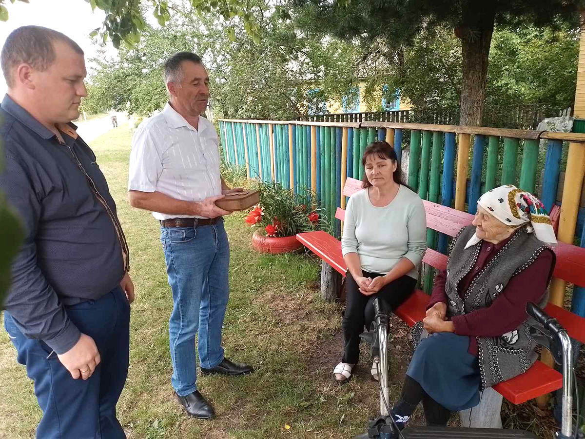 Медаль Почётного гражданина Пинского района Ивана Середича вручили его  супруге — PINSKNEWS.BY