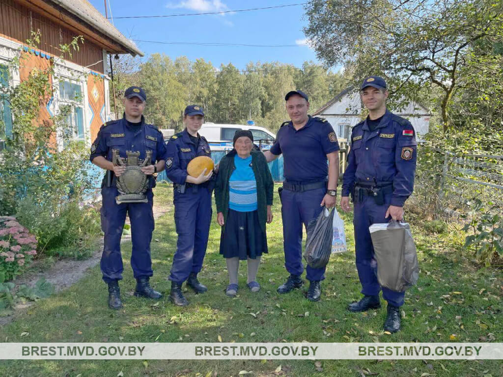 Спасибо, что помните о подвиге Лёни». Милиционеры навестили в Пинском  районе мать сослуживца, погибшего в 80-е при исполнении — PINSKNEWS.BY