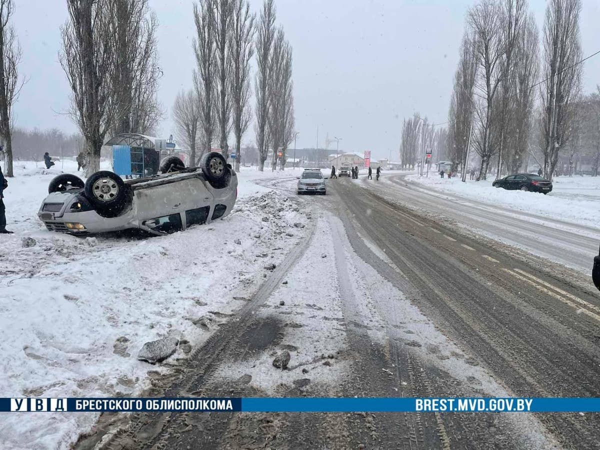 В Пинске Renault вылетел в кювет и перевернулся. Водитель… — PINSKNEWS.BY