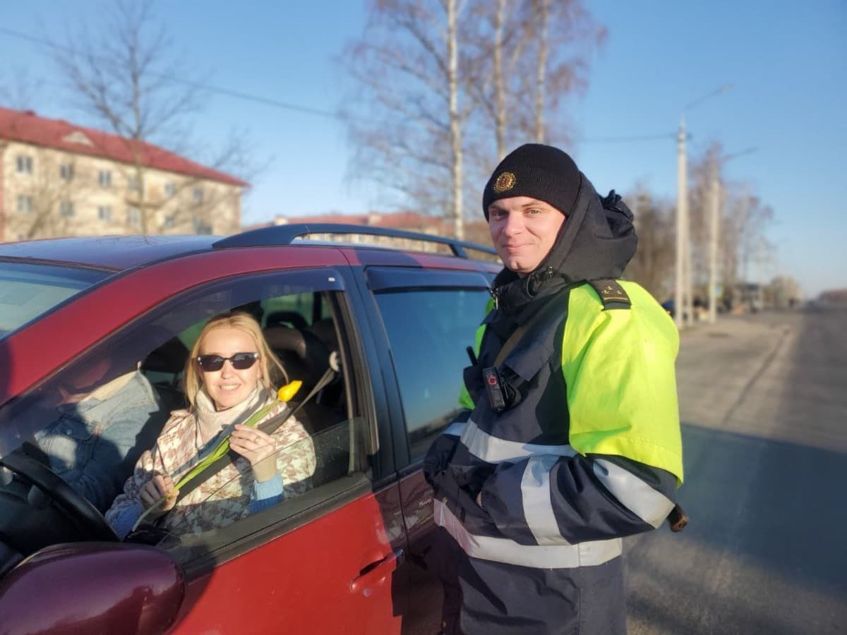 В Пинском районе сотрудники ГАИ поздравляют женщин-водителей с праздником 8  Марта — PINSKNEWS.BY