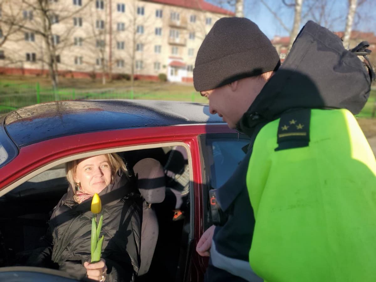 В Пинском районе сотрудники ГАИ поздравляют женщин-водителей с праздником 8  Марта — PINSKNEWS.BY