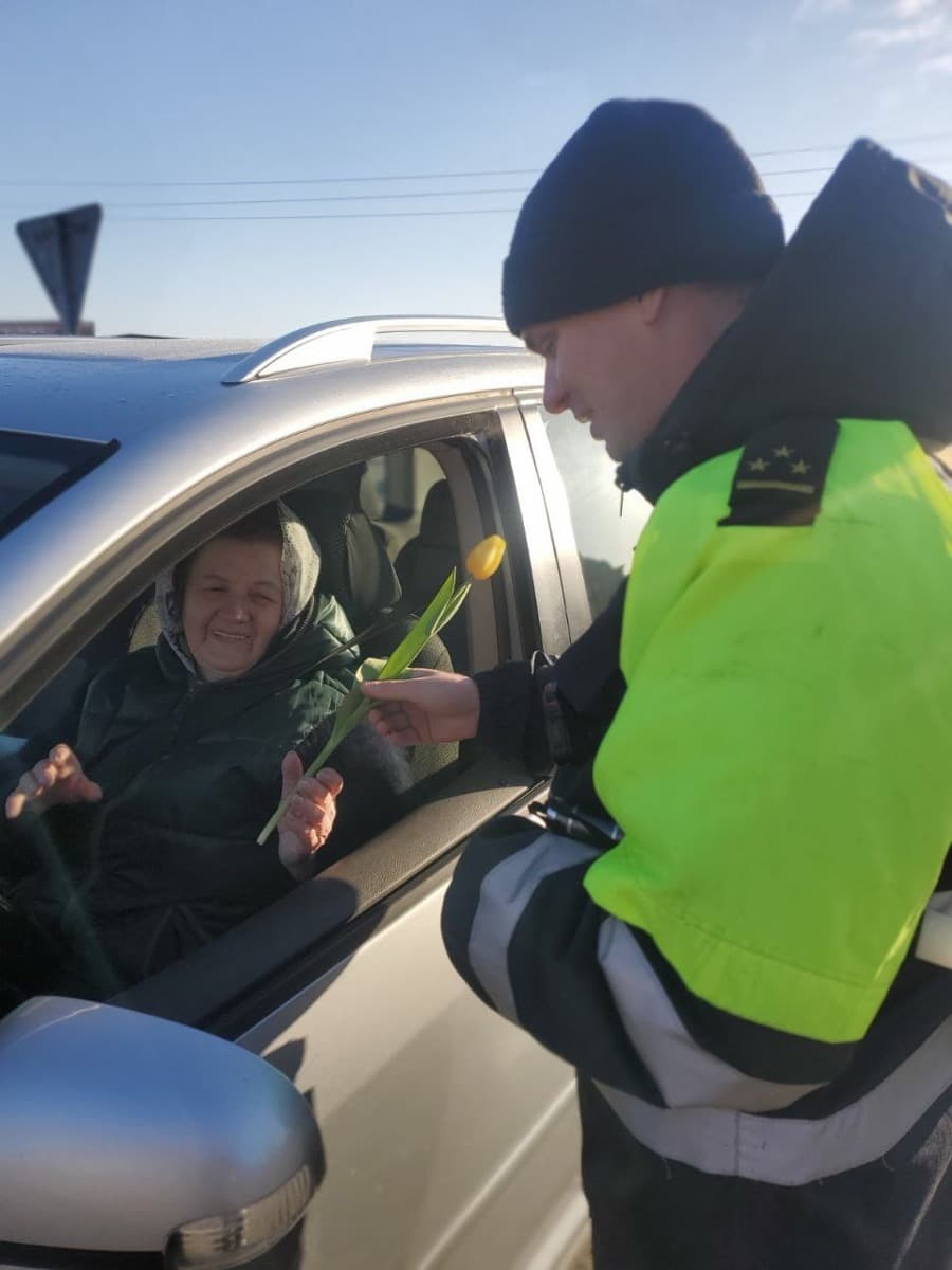 В Пинском районе сотрудники ГАИ поздравляют женщин-водителей с праздником 8  Марта — PINSKNEWS.BY