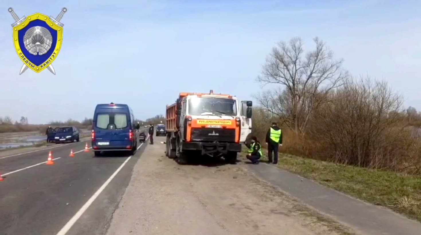 В сети появилось видео, как в Пинском районе на месте гибели сотрудника ГАИ  работают следователи — PINSKNEWS.BY